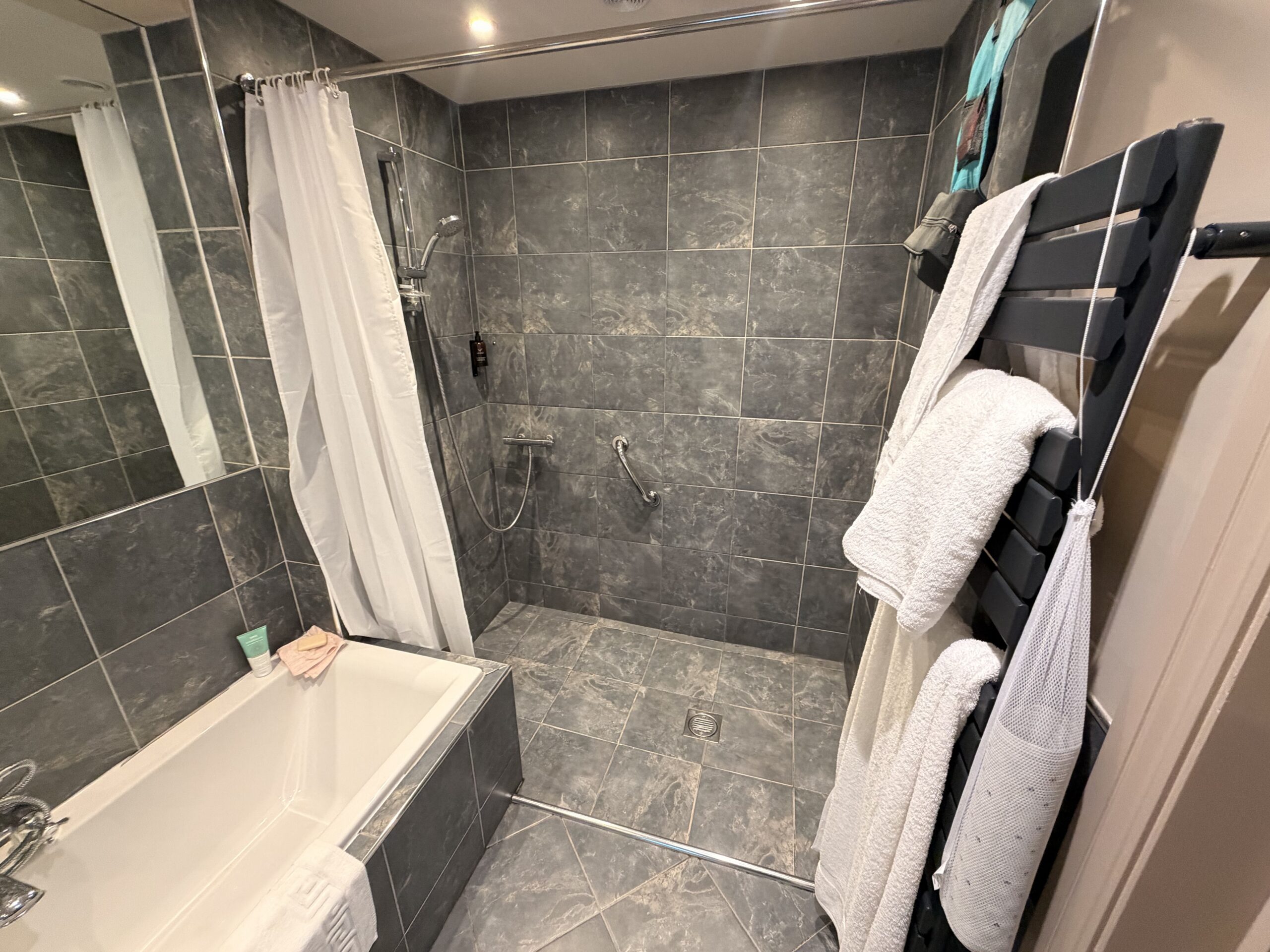 ground floor room 1 shower
